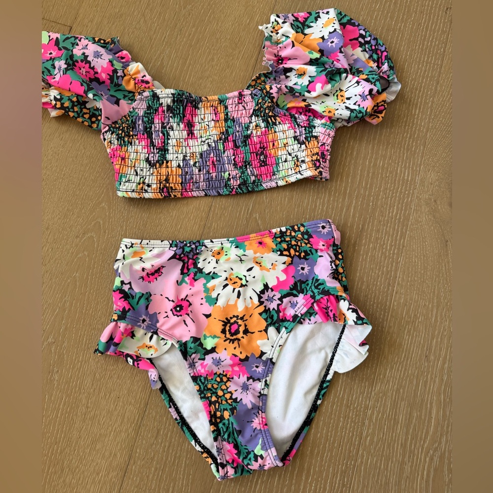 Floral. 2 piece swim w/ puff sleeves